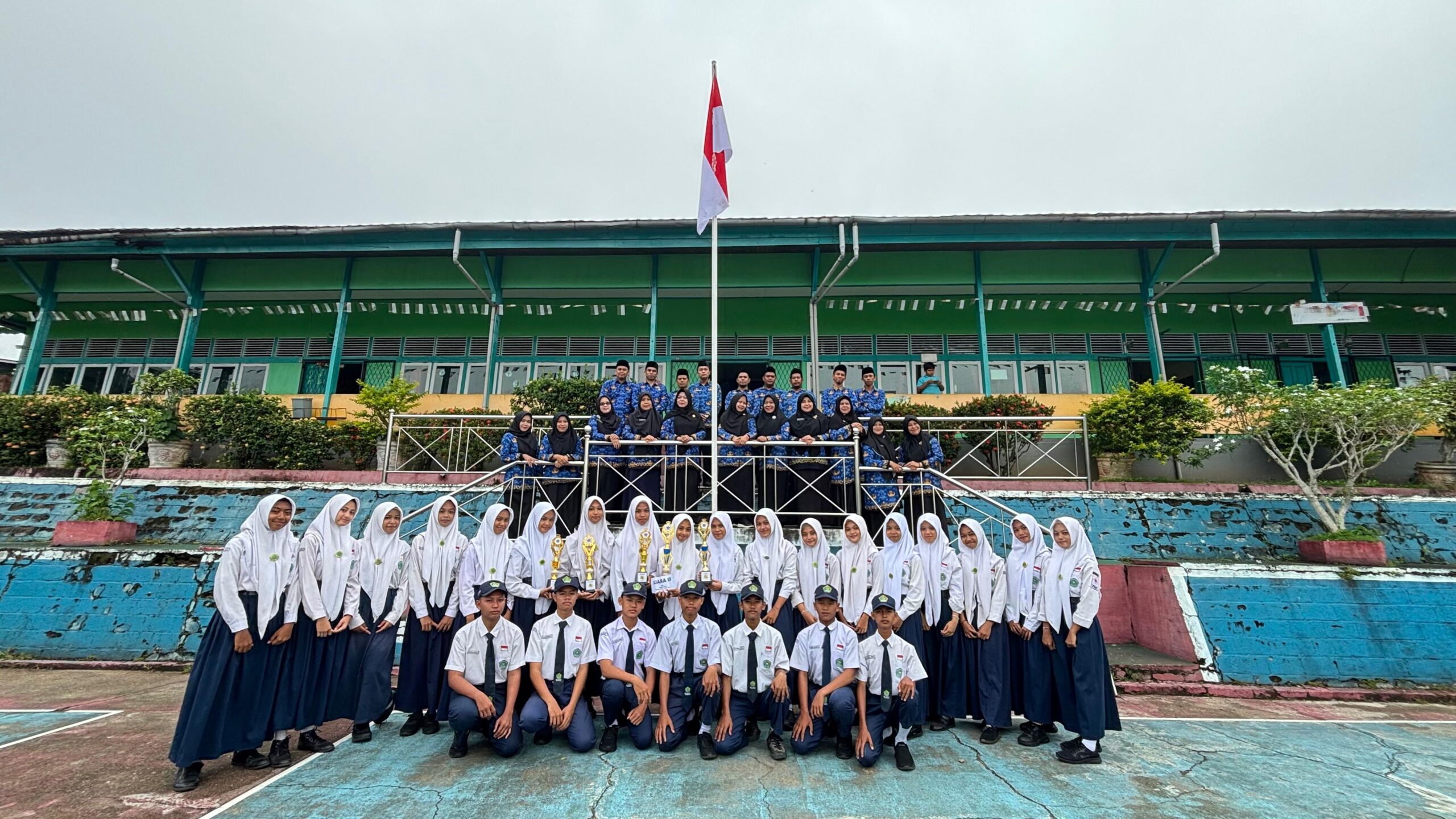 You are currently viewing Lima Piala Diboyong, MTsN 1 Sanggau Bersinar di LKBB Se-Kalimantan Barat